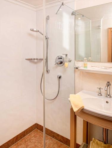 a bathroom with a shower and a sink at Ferienwohnungen Gerold, Kreuth-Reitrain in Oberach