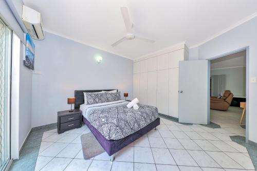 Katil atau katil-katil dalam bilik di Nightcliff Foreshore Getaway - McKay Gardens