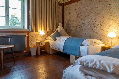 a hotel room with two beds and a window at Pößnecker Werkstätten -Tessenow Wohnung in Pößneck