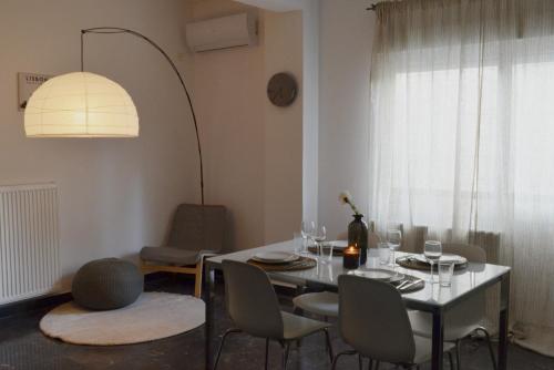 雅典的住宿－Gtrip P Faliro Coastal Comfort 4F，一间配备有白色桌椅的用餐室