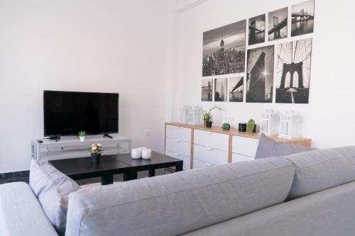 雅典的住宿－Gtrip P Faliro Coastal Comfort 4F，带沙发和电视的客厅