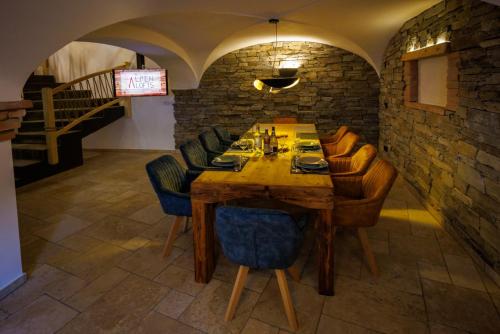 uma sala de jantar com uma mesa de madeira e cadeiras em Alpenloft 2 em Mittenwald