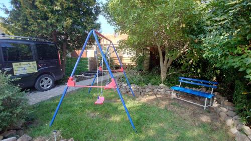 a swing set in a yard next to a van at alte Bäckerei Bautzen - 04 #Business# im Zentrum, mit Parkplatz, Top Ausgestattet in Bautzen