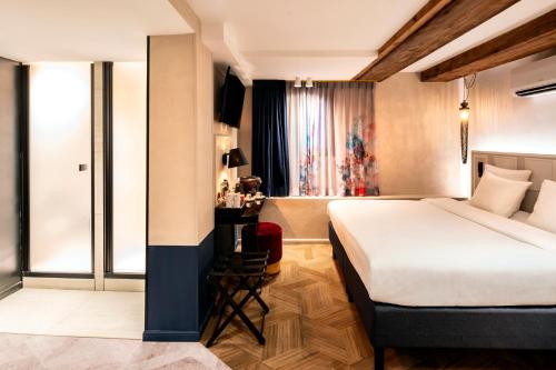 una camera d'albergo con letto e scrivania di Mister Highland Hotel ad Amsterdam