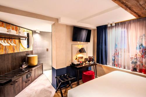 eine Küche mit einem Bett und einem Tisch in einem Zimmer in der Unterkunft Mister Highland Hotel in Amsterdam