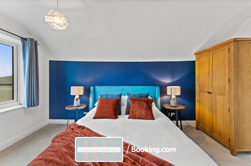 ein Schlafzimmer mit einer Wand mit blauen Akzenten und einem Bett in der Unterkunft Two Bedroom Apartment By Rutland Stays Short Lets & Serviced Accommodation With Parking in Oakham