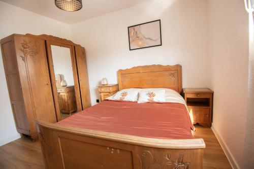 um quarto com uma cama de madeira em Bel appartement entier, privé 5 Mn de Metz em Longeville-lès-Metz