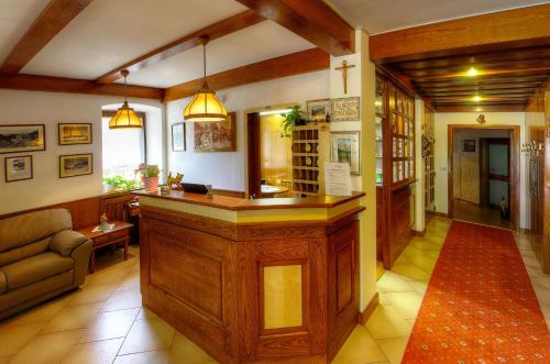 a kitchen with a bar in a living room at GH Hotel Fratazza in San Martino di Castrozza