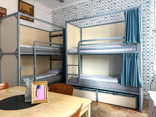 a dining room with bunk beds and a table at Hostel ROOM Rotterdam in Rotterdam
