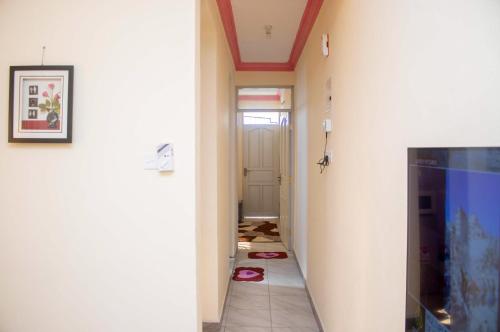 un couloir avec une chambre avec un couloir dans l'établissement At's Apartment, à Mombasa
