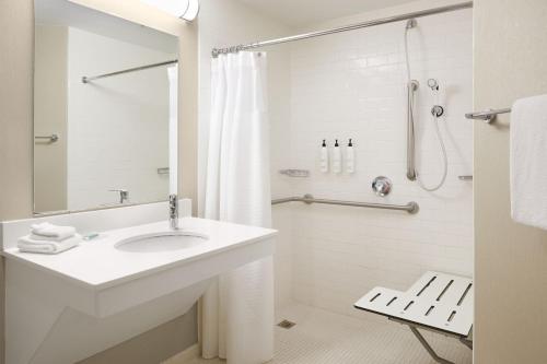 biała łazienka z umywalką i prysznicem w obiekcie SpringHill Suites St. Louis Airport/Earth City w mieście Bridgeton
