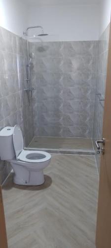 uma casa de banho com um WC branco e um chuveiro em Apartamento Noz Kaza T2 Ilha do Maio em Calheta Do Maio