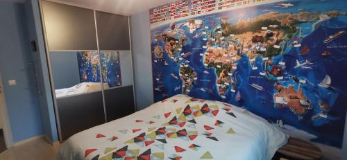 1 dormitorio con un mapa del mundo en la pared en Plain pied au vert, en Oloron-Sainte-Marie