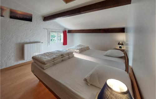 Кровать или кровати в номере Gorgeous Home In Noaillan With Wi-fi