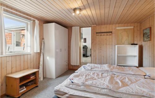 Schlafzimmer mit einem Bett und einem Fenster in der Unterkunft Amazing Home In Korsr With Kitchen in Korsør