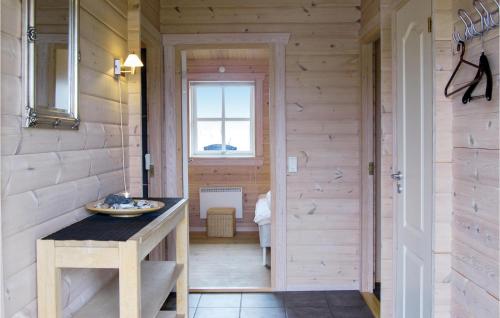 SpodsbjergにあるNice Home In Rudkbing With Wifiのバスルーム(木製の壁、洗面台、窓付)