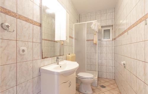 y baño con lavabo, aseo y espejo. en Stunning Apartment In Nin With Kitchen, en Nin