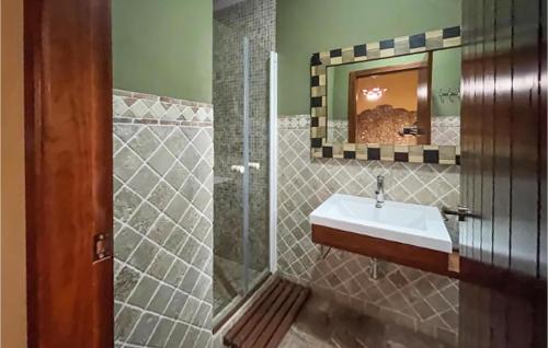 y baño con lavabo y ducha con espejo. en Awesome Home In Vilallonga With Kitchen, en Vilallonga (Villalonga)