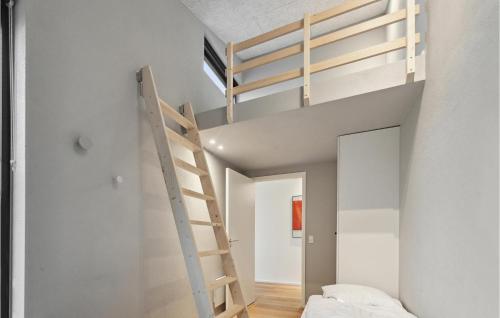 1 dormitorio con litera y escalera en Lovely Home In Brkop With Wifi, en Børkop