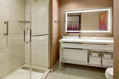 y baño con ducha, lavabo y aseo. en Residence Inn by Marriott at Anaheim Resort/Convention Center, en Anaheim