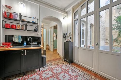 Una cocina o cocineta en UtoPique - 2 min Palais des Papes - WiFi - Patio