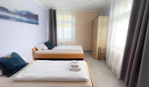 Giường trong phòng chung tại MOTEL DARIA Hennigsdorf Berlin