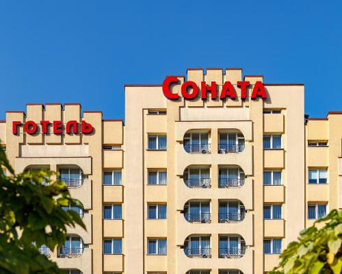 リヴィウにあるSonata Hotel & Restaurant "готель Соната"のホテルの看板が目印の建物