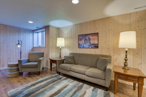 Ruang duduk di 5 Mi to Dtwn Pet-Friendly Wheatland Twin Home!