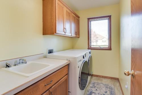 Dapur atau dapur kecil di 5 Mi to Dtwn Pet-Friendly Wheatland Twin Home!