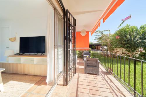 Camera dotata di balcone con TV. di Apartamento en Benagalbón con terraza by Alterhome a Torre de Benagalbón