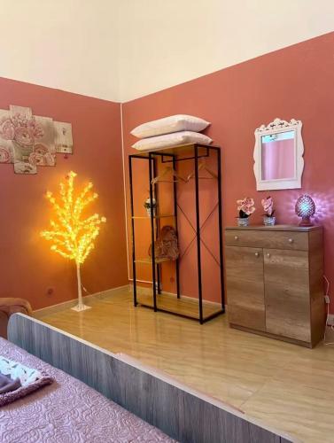 een kamer met een bed en een dressoir met een boom erin bij House 55 in Catania
