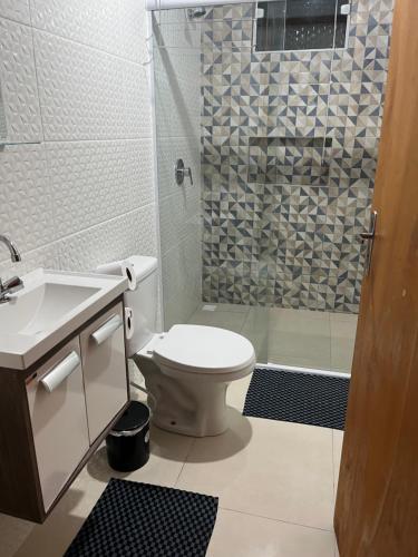 a bathroom with a toilet and a shower at Pousada Canto Gira Sol Penha SC Estúdio Sol 5 Min do Beto Carrero in Penha