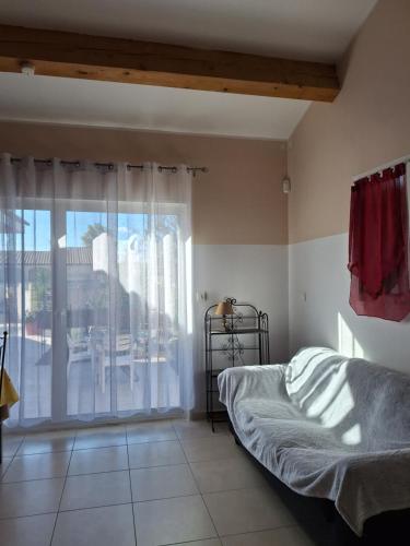 Un dormitorio con una cama y vista a un patio. en Studio Meublé non fumeur, en Narbona