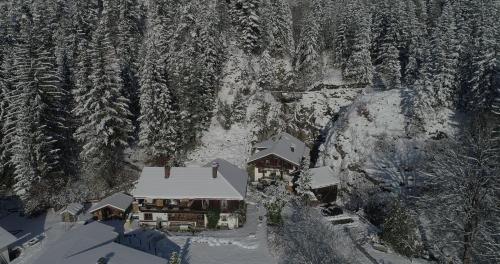 eine Luftansicht eines schneebedeckten Hauses in der Unterkunft Auf der Tannermühle in Bayrischzell