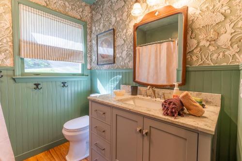 Ένα μπάνιο στο Creekside Paradise - A Peaceful Family Focused Retreat on a Flowing Creek