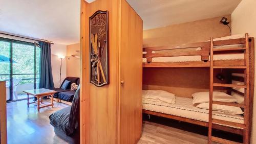 - une chambre avec 2 lits superposés et un salon dans l'établissement Relais S18, à Saint-Jean-dʼAulps