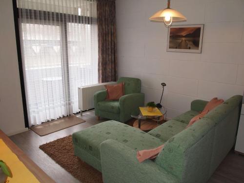 ein Wohnzimmer mit einem Sofa und 2 Stühlen in der Unterkunft Fewo 3 Sterne Mit Harzblick in Bad Harzburg