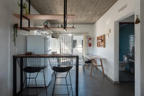 a kitchen and dining room with a table and chairs at Complejo il Pensiero Punta del Diablo in Punta Del Diablo