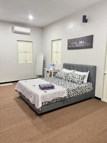 Llit o llits en una habitació de Tok Abah Cottage