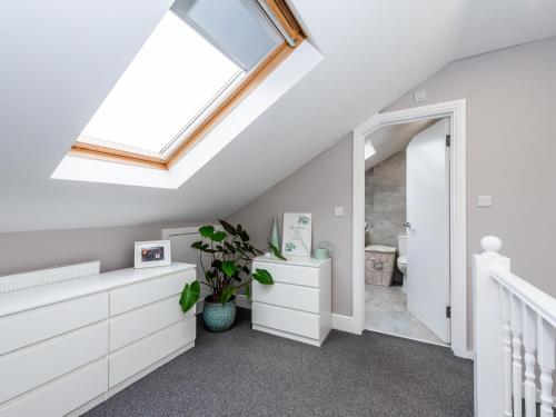 tragaluz en un ático con baño en Amazing Lovely 1BDR Apartment, South London en Forest Hill