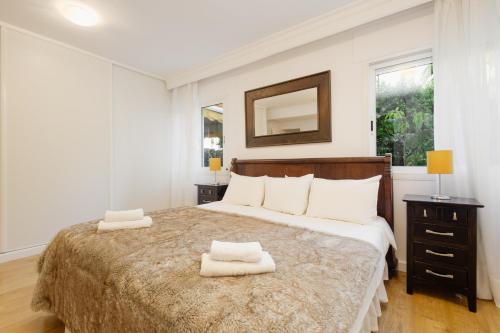 - une chambre avec un grand lit et 2 serviettes dans l'établissement Cozy holiday home in Dama de noche in Puerto Banús, à Marbella