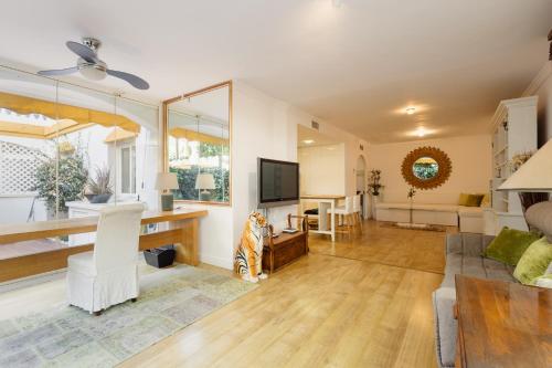 Spacious apartment, with private terrace and large communal pool and tennis courts, in Puerto Banús