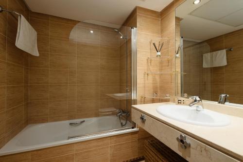 Kúpeľňa v ubytovaní Ground floor holiday apartment with terrace and pool in Puerto Banús, Marbella