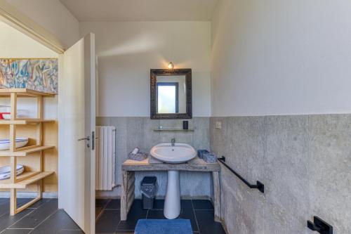 La salle de bains est pourvue d'un lavabo et d'un miroir. dans l'établissement Villa Olivia pool tennis spa Cielo, à Lecce