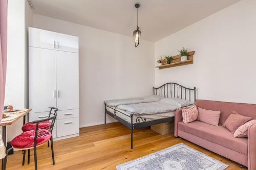 salon z łóżkiem i kanapą w obiekcie Cozy quiet new apartment in Karlin square w Pradze