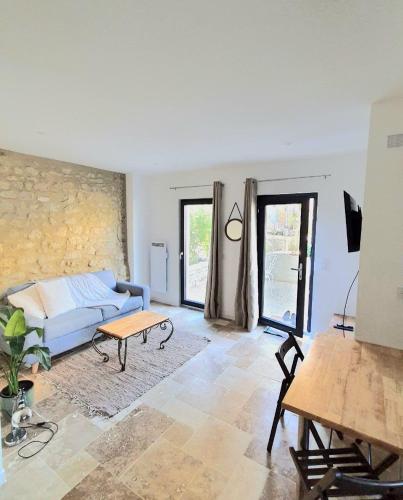un salon avec un canapé et une table dans l'établissement Gîtes de charme - Gîtes VITAL, à Peyrus