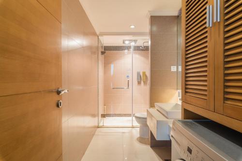 y baño con ducha, aseo y lavamanos. en Chongqing Forest Design B&B, en Chongqing
