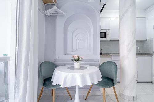 Mesa para dos bajo un arco decorativo