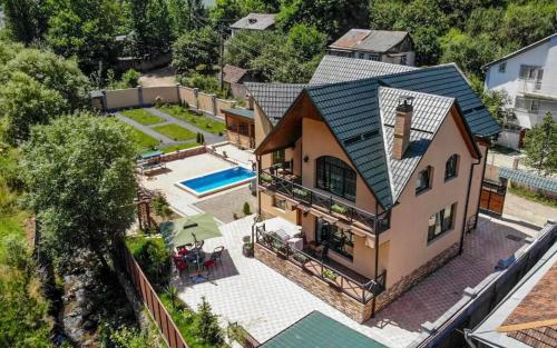 una vista aérea de una casa con piscina en Hotel Villa Alexander Dilijan, en Dilijan