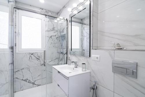 Baño de mármol blanco con ducha